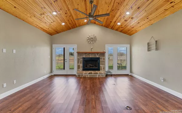 151 HIDDEN RANCH CT, Floresville, TX 78114