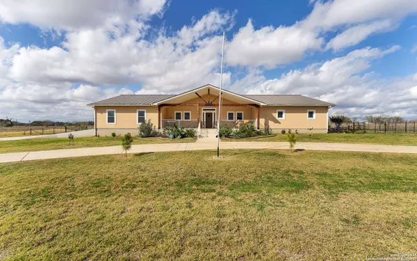 151 HIDDEN RANCH CT, Floresville, TX 78114