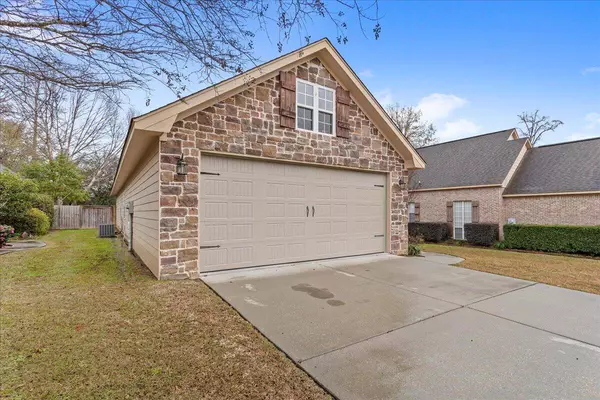 16 Riviera Cir, Hattiesburg, MS 39402