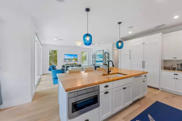 142 CRESCENT DR, Anna Maria, FL 34216