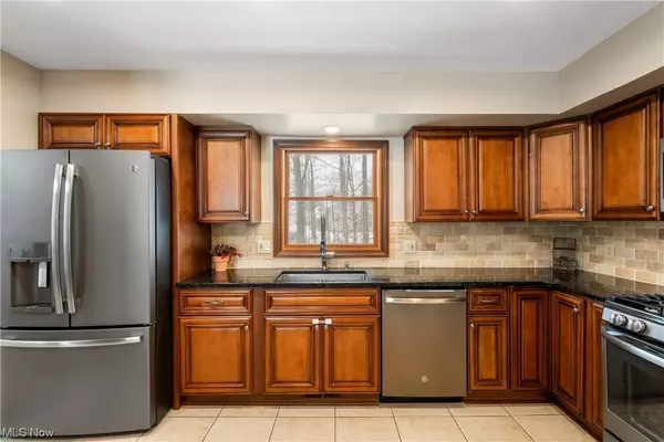 411 Chatham DR, Aurora, OH 44202