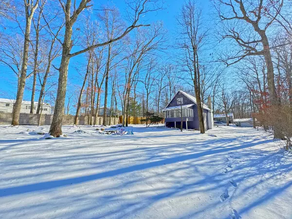 7410 W Dogwood Ln, Cresco, PA 18326