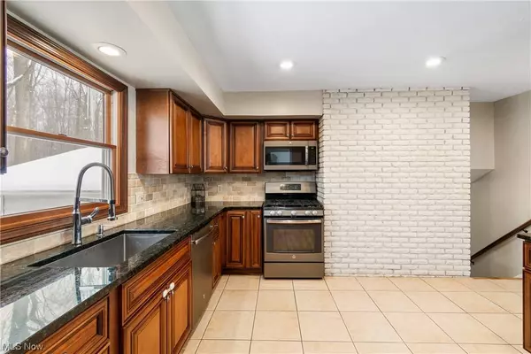 411 Chatham DR, Aurora, OH 44202