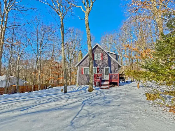 7410 W Dogwood Ln, Cresco, PA 18326