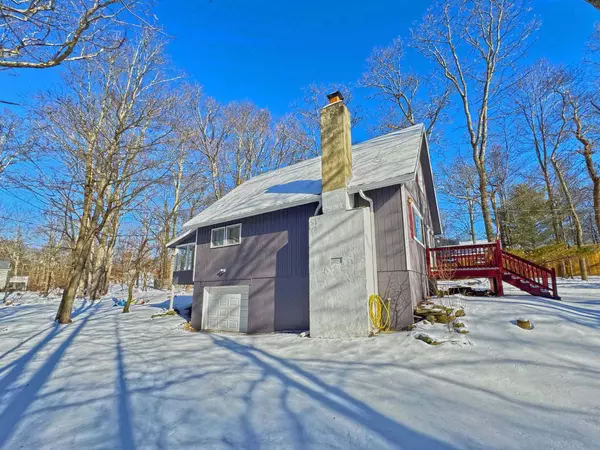 7410 W Dogwood Ln, Cresco, PA 18326