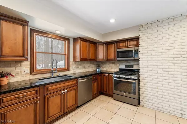 411 Chatham DR, Aurora, OH 44202