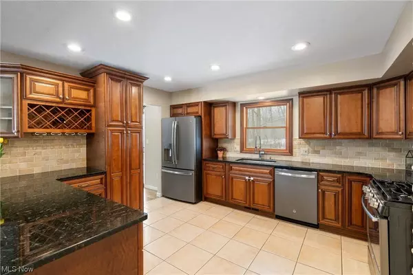 411 Chatham DR, Aurora, OH 44202