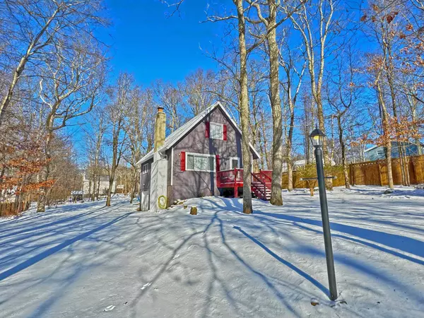 7410 W Dogwood Ln, Cresco, PA 18326