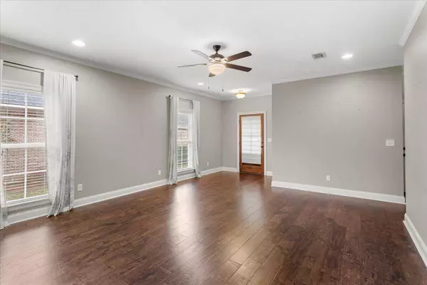 16 Riviera Cir, Hattiesburg, MS 39402