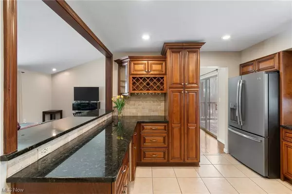 411 Chatham DR, Aurora, OH 44202