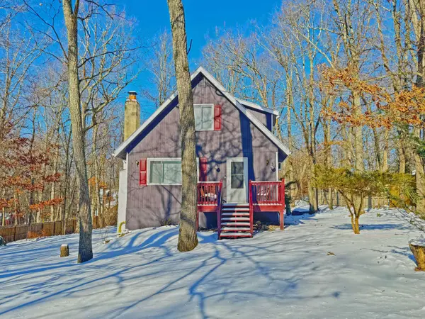 7410 W Dogwood Ln, Cresco, PA 18326