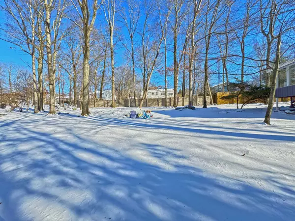 7410 W Dogwood Ln, Cresco, PA 18326