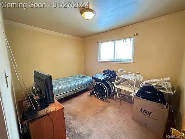 17755 Summer Lane S, Fraser, MI 48026