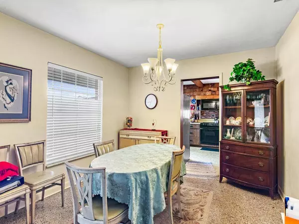 9879 Oak ST, Micco, FL 32976