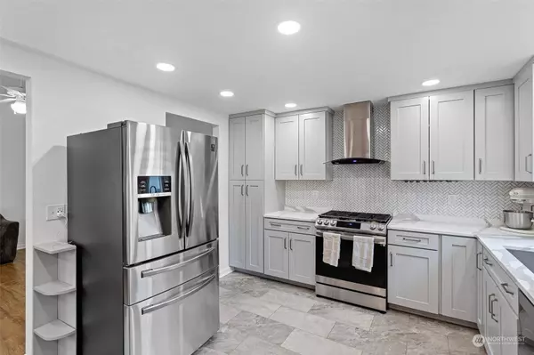 608 Peak LN, Granite Falls, WA 98252