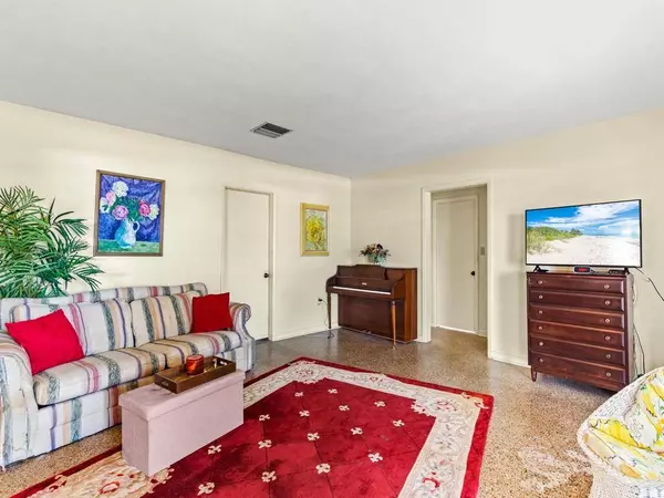 9879 Oak ST, Micco, FL 32976