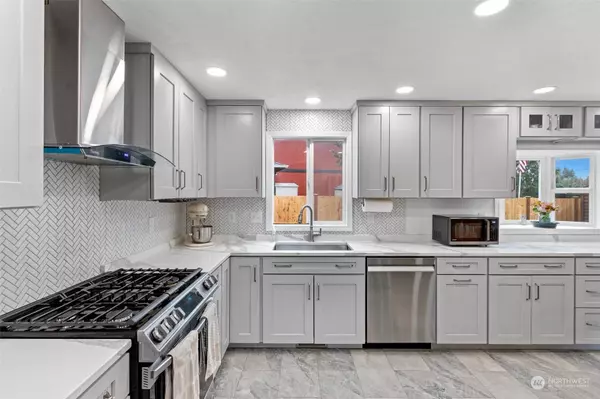 608 Peak LN, Granite Falls, WA 98252