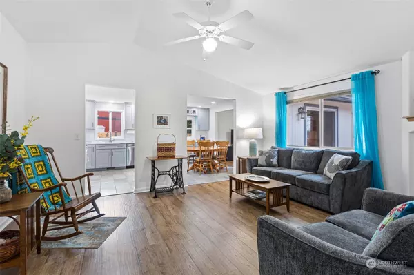 608 Peak LN, Granite Falls, WA 98252