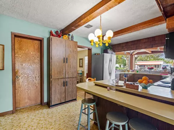 9879 Oak ST, Micco, FL 32976