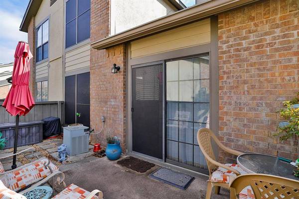 340 W Harwood Road #C, Hurst, TX 76054