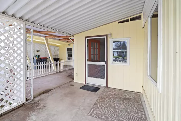 2252 Table Rock Rd #SPC 143, Medford, OR 97501