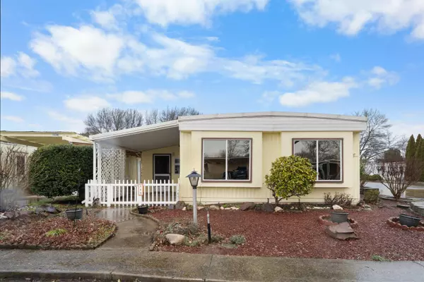 2252 Table Rock Rd #SPC 143, Medford, OR 97501