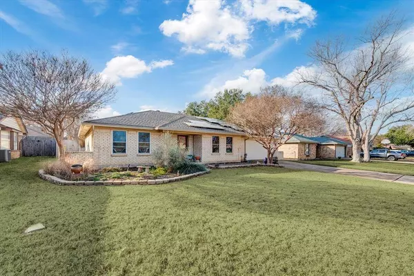 5521 Wood View Street, North Richland Hills, TX 76180