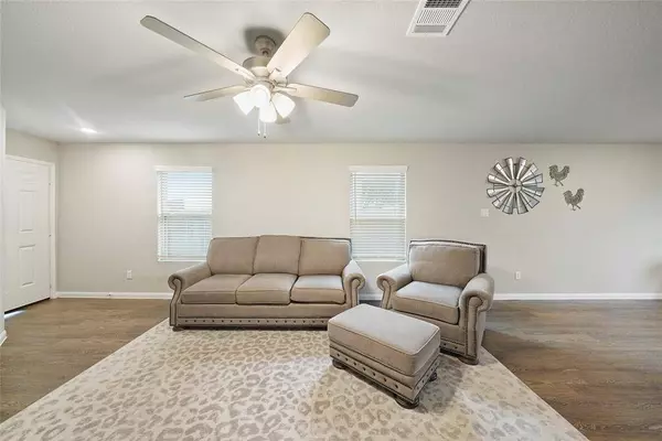 2707 Center ST, Waller, TX 77484