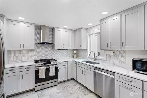 608 Peak LN, Granite Falls, WA 98252