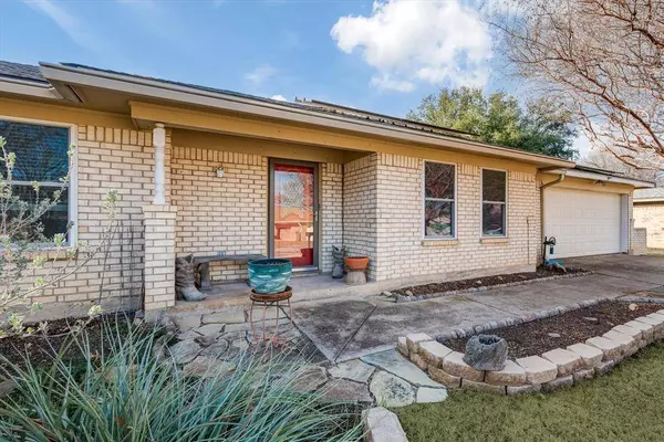 5521 Wood View Street, North Richland Hills, TX 76180