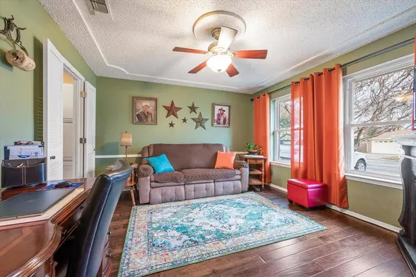 5521 Wood View Street, North Richland Hills, TX 76180