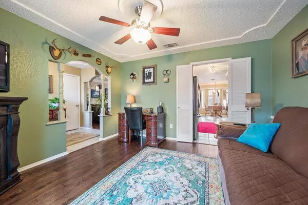 5521 Wood View Street, North Richland Hills, TX 76180