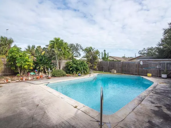 9879 Oak ST, Micco, FL 32976