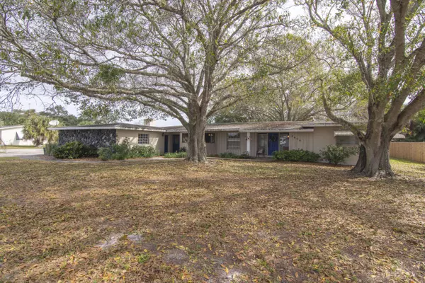 9879 Oak ST, Micco, FL 32976