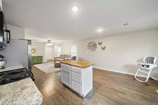 2707 Center ST, Waller, TX 77484