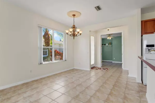 2466 MAGNOLIA CIR, North Port, FL 34289