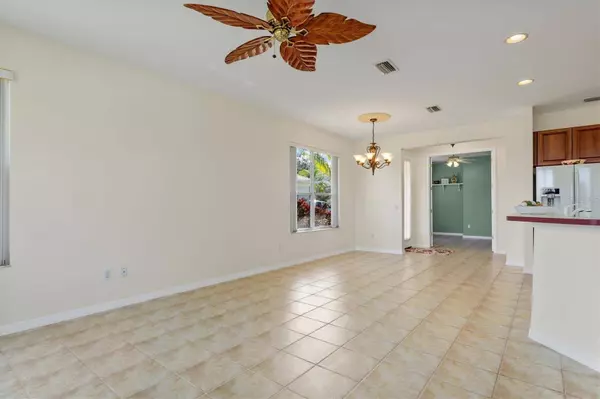 2466 MAGNOLIA CIR, North Port, FL 34289