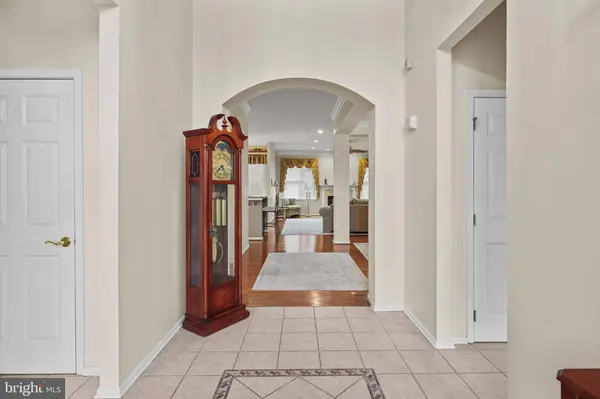 48 KEENAN LN, Holland, PA 18966