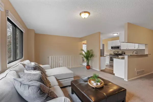 8957 Underwood LN N, Maple Grove, MN 55369