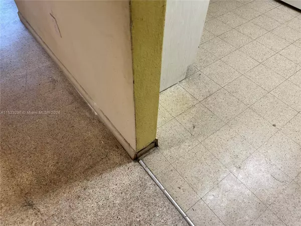 960 W 33rd St, Hialeah, FL 33012