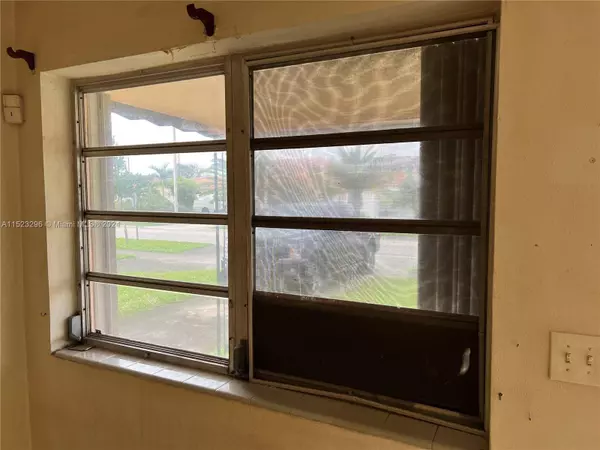 960 W 33rd St, Hialeah, FL 33012