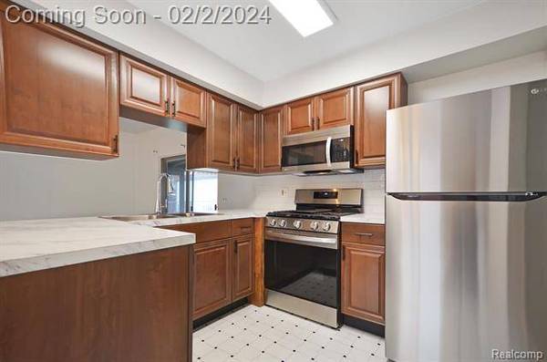 21208 E 13 Mile Road, St. Clair Shores, MI 48082