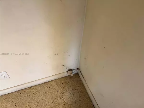 960 W 33rd St, Hialeah, FL 33012