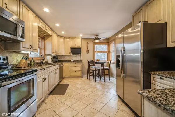 911 E Camp McDonald RD, Prospect Heights, IL 60070