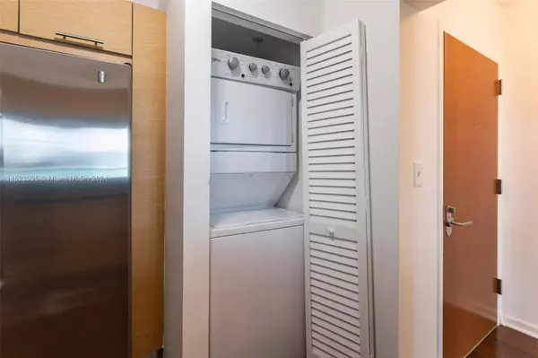 31 SE 5th St #611, Miami, FL 33131