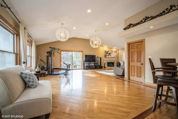 911 E Camp McDonald RD, Prospect Heights, IL 60070