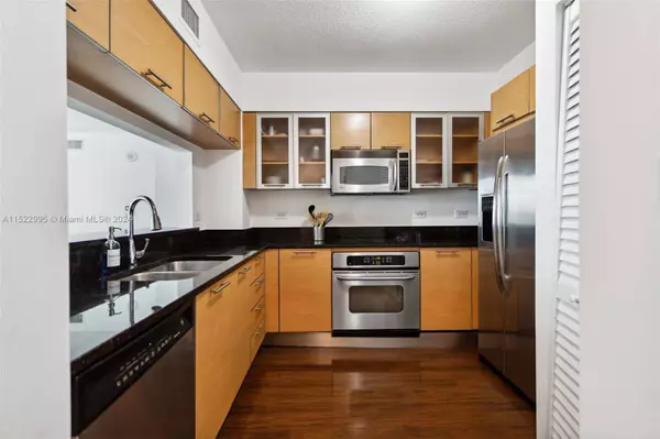 31 SE 5th St #611, Miami, FL 33131