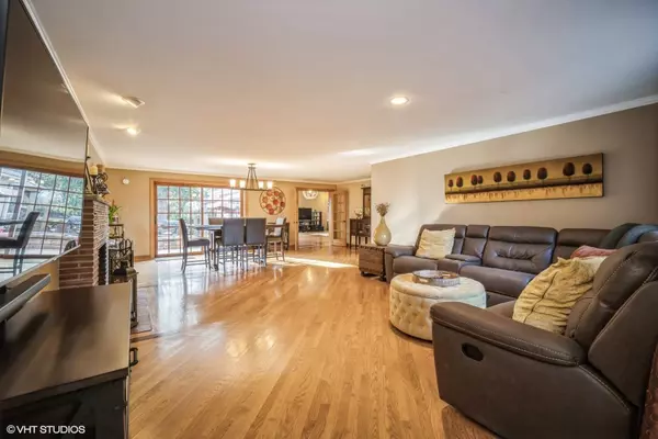 911 E Camp McDonald RD, Prospect Heights, IL 60070