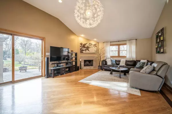 911 E Camp McDonald RD, Prospect Heights, IL 60070