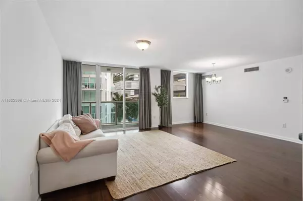 31 SE 5th St #611, Miami, FL 33131